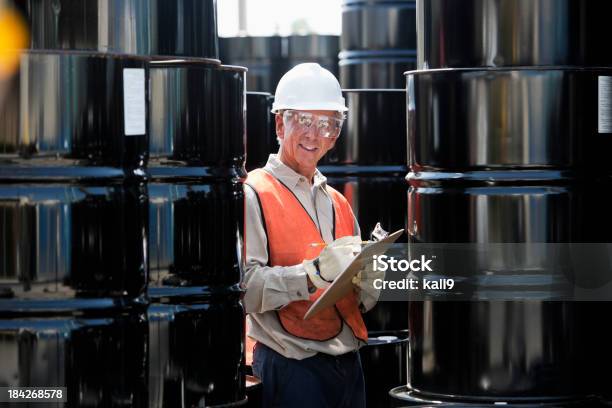 Senior Maschile Lavoratore In Impianto Industriale - Fotografie stock e altre immagini di Tamburo steel drum - Tamburo steel drum, Ambiente, Contenitore