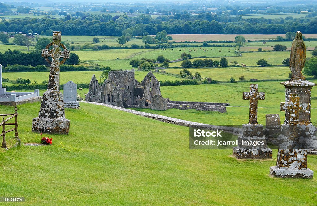 Irlanda vista del campo y las ruinas del castillo de cemeteryy - Foto de stock de Agricultura libre de derechos