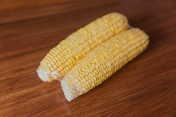 플라스틱 랩 포장에 담��긴 달콤한 옥수수 - corn on the cob corn cooked boiled 뉴스 사진 이미지