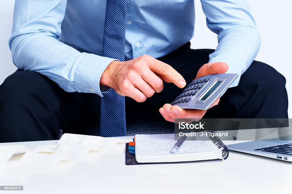 Homem de Negócios sobre fundo branco, utilize a aplicação Calculadora - Royalty-free Adulto Foto de stock