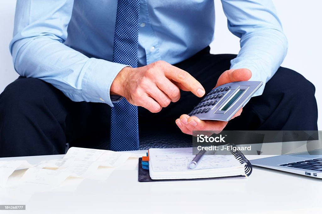 Бизнес человек использовать Калькулятор на белом фоне - Стоковые фото Беспроводная технология роялти-фри