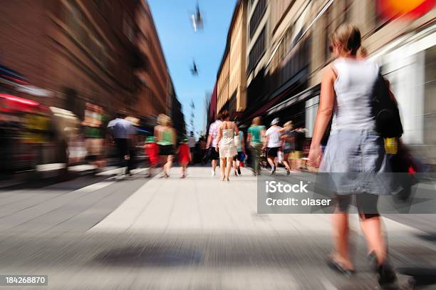 행인들 On 비치는 Street 줌 희미함 거리에 대한 스톡 사진 및 기타 이미지 - 거리, 건널목, 걷기