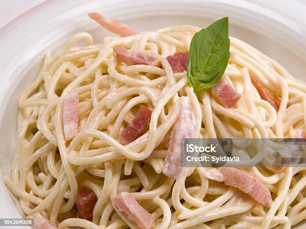 Spaghetti Carbonara Stockfoto und mehr Bilder von Bildschärfe - Bildschärfe, Essgeschirr, Farbbild
