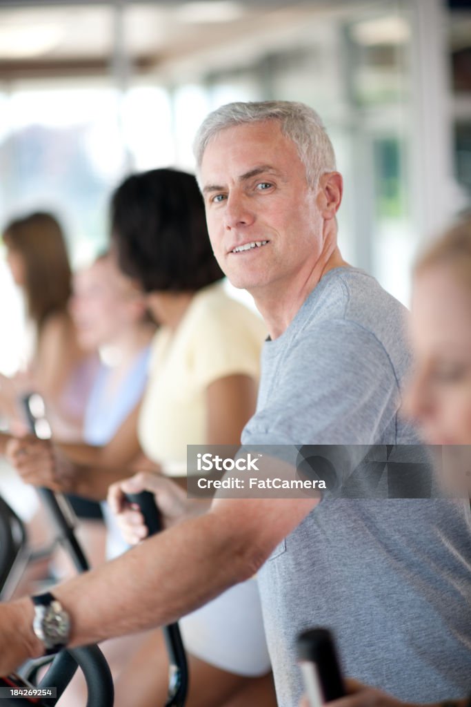 Упражнение - Стоковые фото Зрелый мужчина роялти-фри