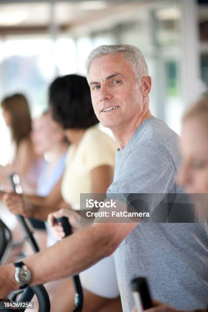 Упражнение — стоковые фотографии и другие картинки Зрелый мужчина - Зрелый мужчина, Эллипс, 50-59 лет