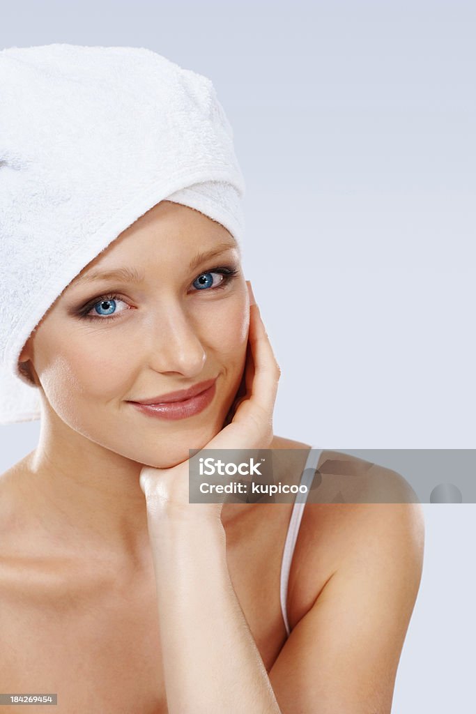 Młoda ładna kobieta z ręcznik owinięty wokół głowy - Zbiór zdjęć royalty-free (20-29 lat)