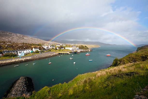 arcobaleno nelle ebridi esterne: tarbert, isola di harris - cottage scotland scottish culture holiday foto e immagini stock