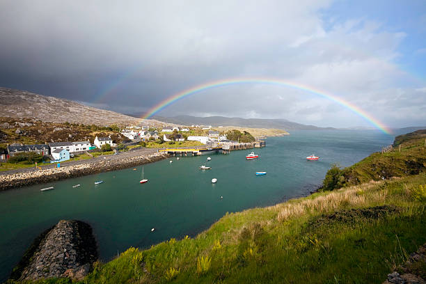 arco-íris nas ilhas ocidentais: tarbert, ilha de harris - cottage scotland scottish culture holiday imagens e fotografias de stock