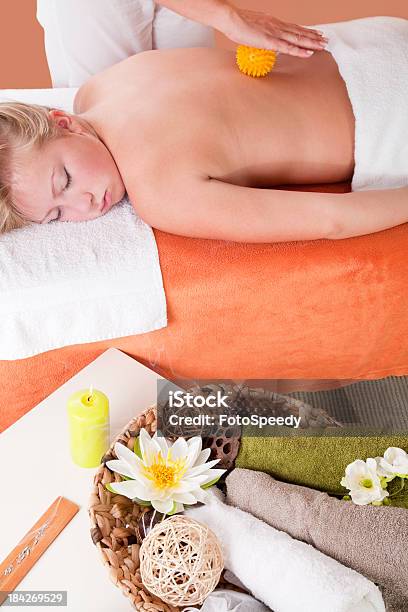 Foto de Massagem Relaxante e mais fotos de stock de Adulto - Adulto, Amimar, Aromaterapia