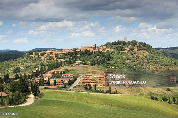 Monticchiello In Val Dorcia Toscana Italia - Fotografie stock e altre immagini di Monticchiello di Pienza - Monticchiello di Pienza, Ambientazione esterna, Campo