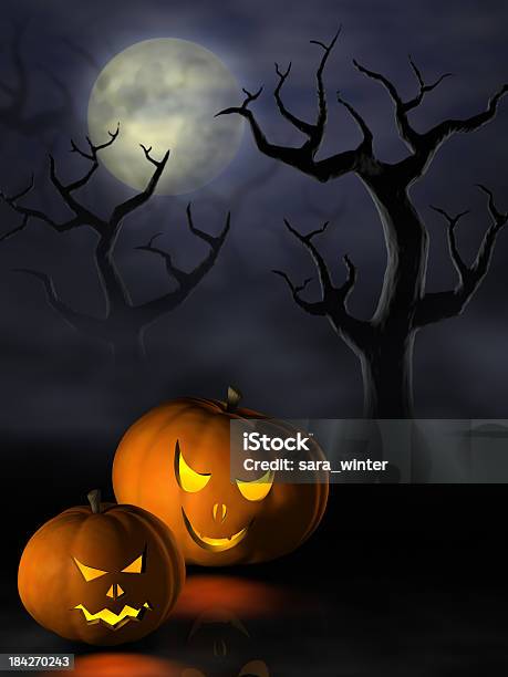 Хэллоуин Pumpkins В Жуткий Лес Ночью — стоковые фотографии и другие картинки Луна - Луна, Хэллоуин, Без людей