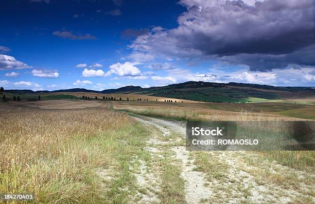 Cielo Minaccioso E Dirt Road In Val Dorcia Toscana Italia - Fotografie stock e altre immagini di Agricoltura