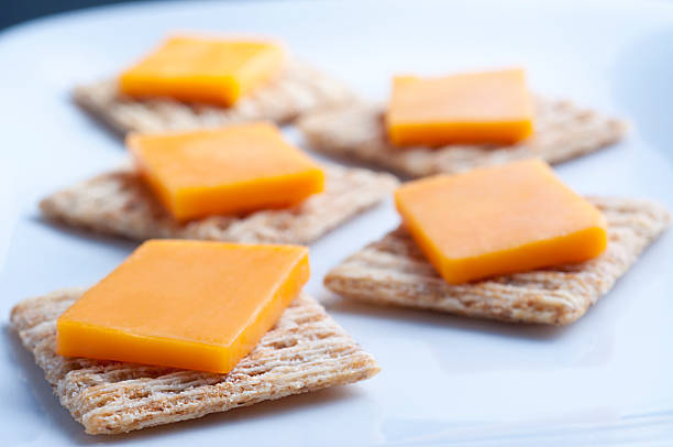 vorspeise-käse - cheese portion cracker cheddar stock-fotos und bilder