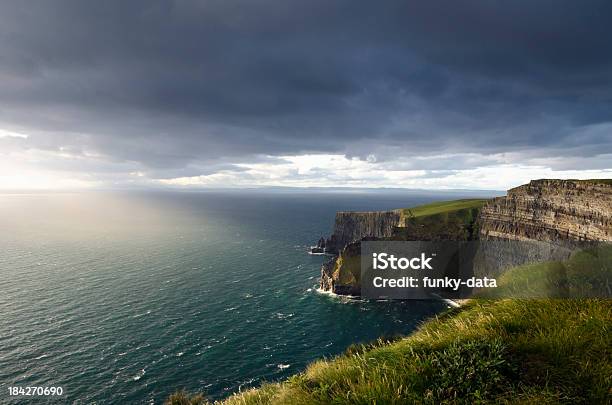 Photo libre de droit de Falaises De Moher banque d'images et plus d'images libres de droit de Burren - Burren, Ciel changeant, Ciel couvert