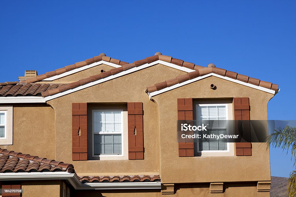 Maison en stuc extérieur et Blue Sky - Photo de Banlieue pavillonnaire libre de droits