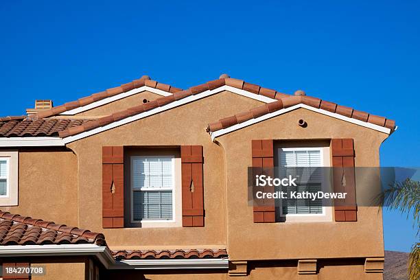 Foto de Casa De Estuque Exterior E Céu Azul e mais fotos de stock de Califórnia - Califórnia, Casa, Exterior