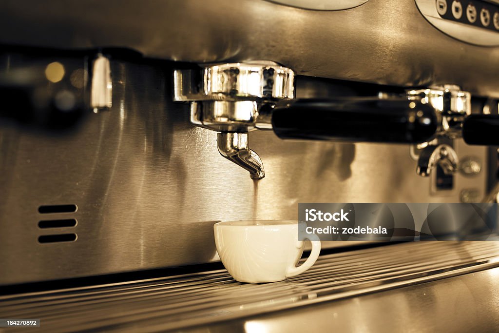 Kapie z świeżo parzoną kawę Espresso z obrabiarki do Kubek - Zbiór zdjęć royalty-free (Bar - Lokal gastronomiczny)