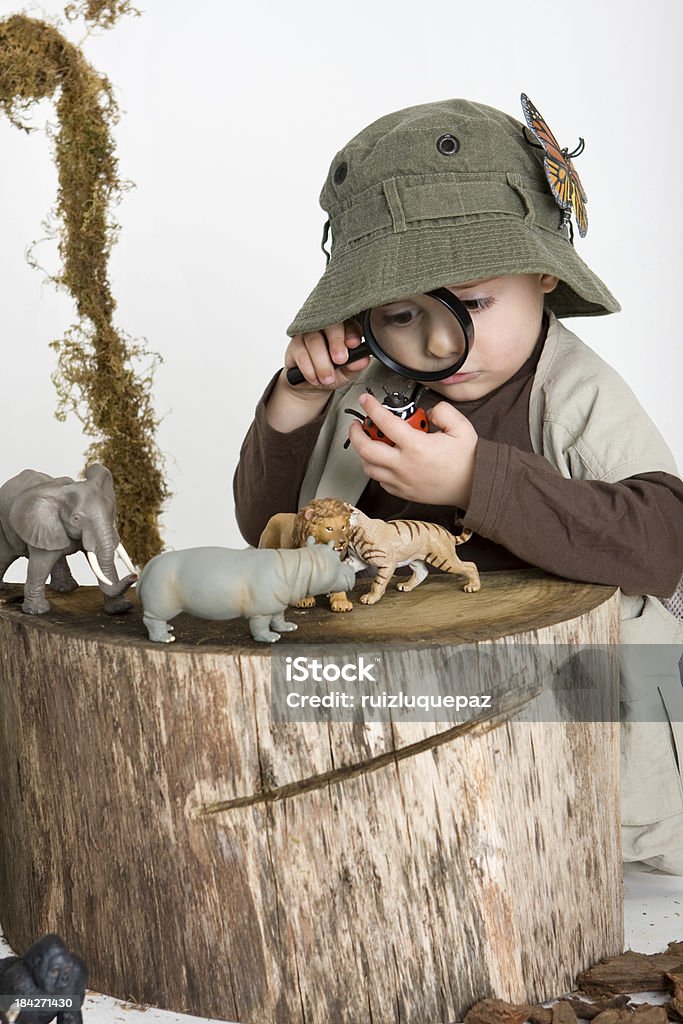Милый маленький explorer с животными - Стоковые фото Ребёнок роялти-фри