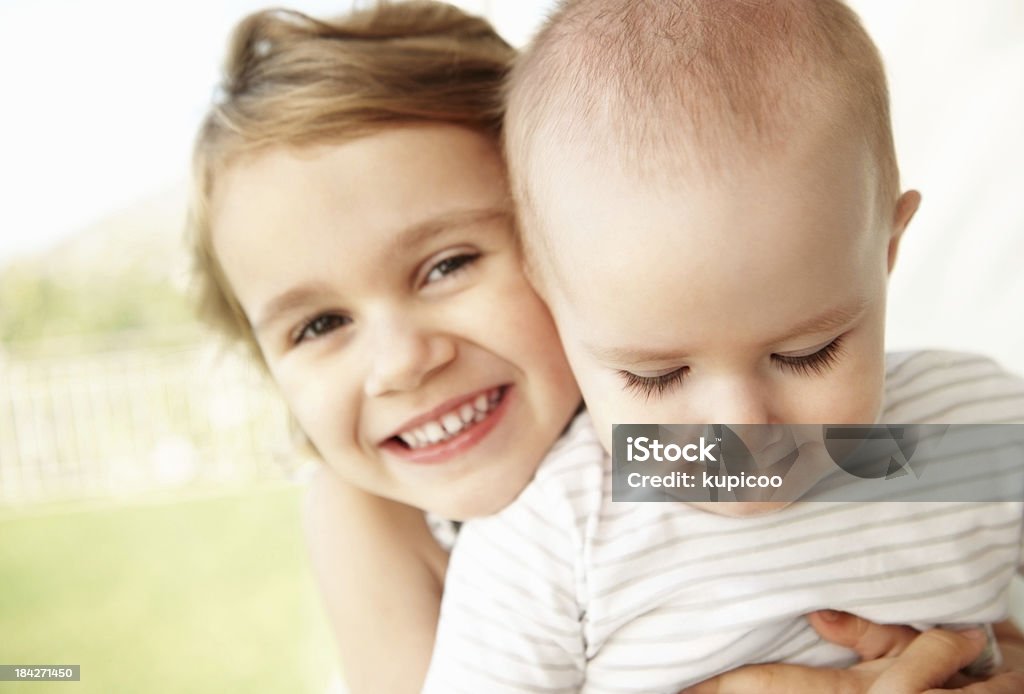 Bebé Sonriente joven Chica sosteniendo - Foto de stock de Abrazar libre de derechos