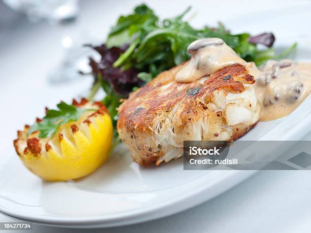 Frische Crab Cake Stockfoto und mehr Bilder von Fischküchlein - Fischküchlein, Zitrone, Salat - Speisen