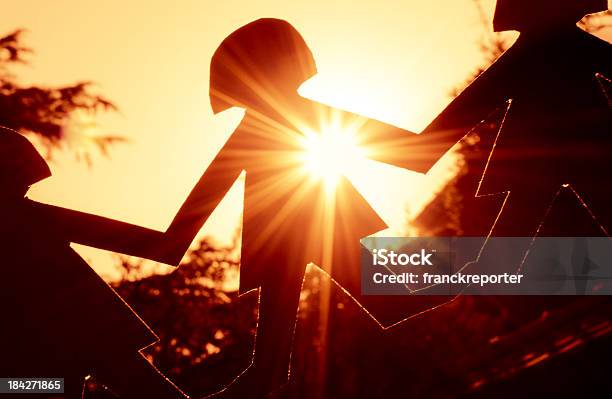 Community Silhouette In Der Dämmerung Stockfoto und mehr Bilder von Papiergirlanden - Papiergirlanden, Gras, Menschen