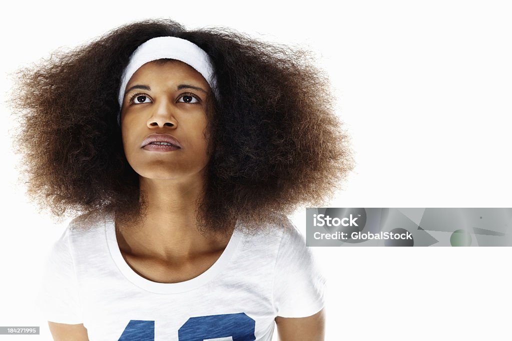 若い女性、ちりちりパーマヘアで、白背景 - 1人のロイヤリティフリーストックフォト
