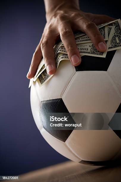 Conceitos De Futebol Jogos De Azar - Fotografias de stock e mais imagens de Futebol - Futebol, Unidade Monetária, Bola de Futebol