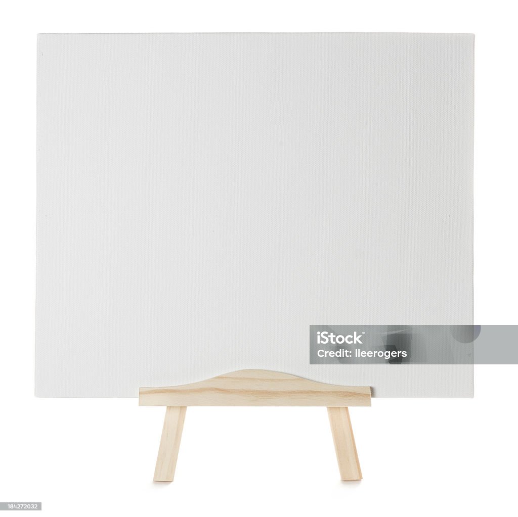 Chevalet en bois avec toile blanche sur fond blanc - Photo de Chevalet de peintre libre de droits