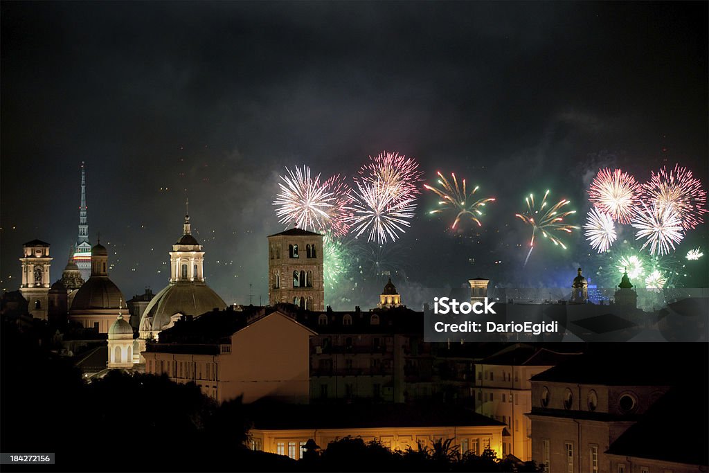 Fuochi d'artificio sopra i tetti di Torino, Italia - Foto stock royalty-free di Fuochi d'artificio