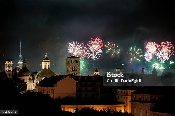 Fuochi Dartificio Sopra I Tetti Di Torino Italia - Fotografie stock e altre immagini di Fuochi d'artificio - Fuochi d'artificio, Provincia di Torino, Torino