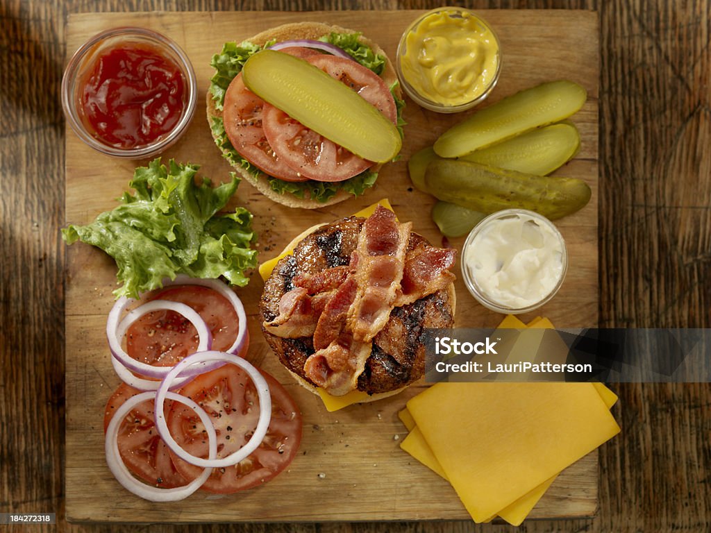 Préparer un Cheeseburger au Bacon - Photo de Mayonnaise libre de droits