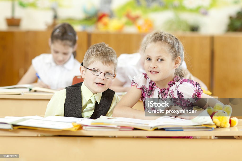 Улыбающаяся Симпатичная девочка и Мальчик в классе - Стоковые фото 6-7 лет роялти-фри