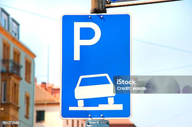 Parcheggioparken Erlaubt Verkehrsschild - Fotografie stock e altre immagini di Acciaio - Acciaio, Ambientazione esterna, Automobile