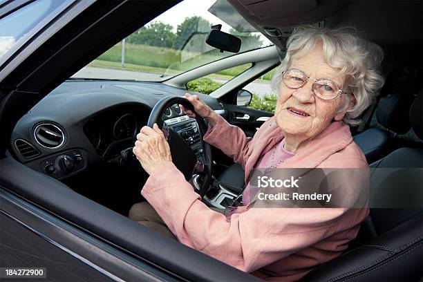 年配の女性ドライバ - シニア世代のストックフォトや画像を多数ご用意 - シニア世代, 自動車, 運転する