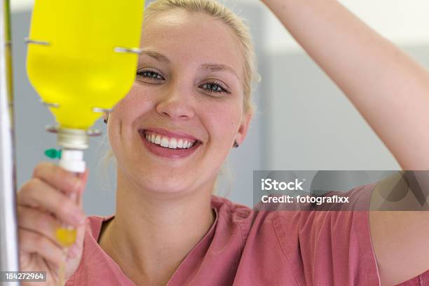 Assistente Medico Preparato Uninfusione - Fotografie stock e altre immagini di Olio aromatizzato - Olio aromatizzato, Infermiere, Fleboclisi