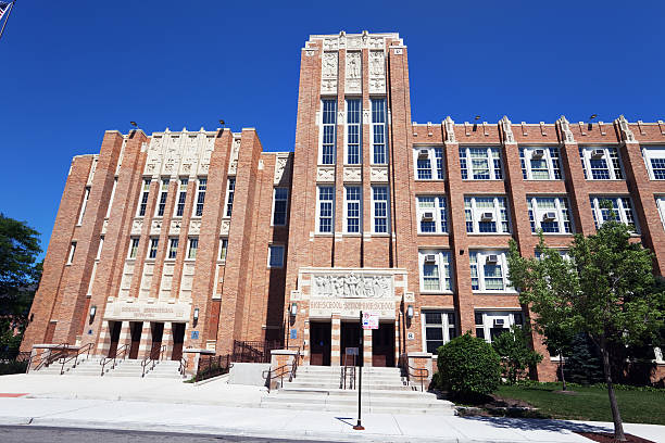 ornato art déco senior high school a chicago - school secondary school building building exterior high school foto e immagini stock