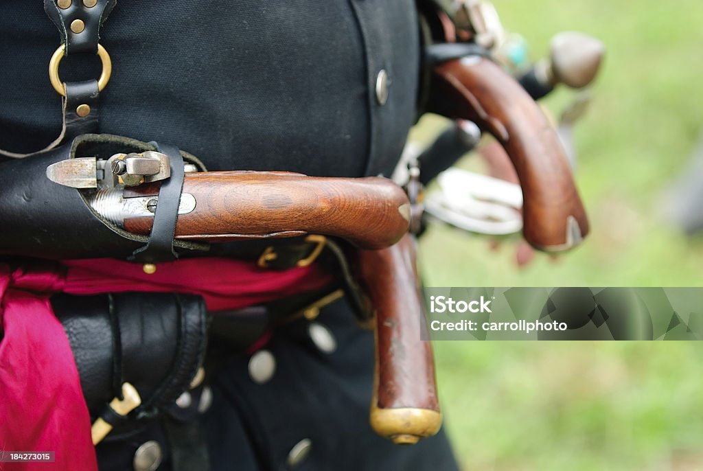 Homem usando vários Flintlock Pistols - Foto de stock de Revolução Americana royalty-free