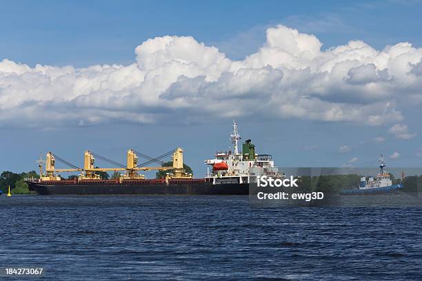 Foto de Rebocador Puxando Uma Cargoship e mais fotos de stock de Azul - Azul, Boia - Equipamento Marítimo de Segurança, Casco de navio