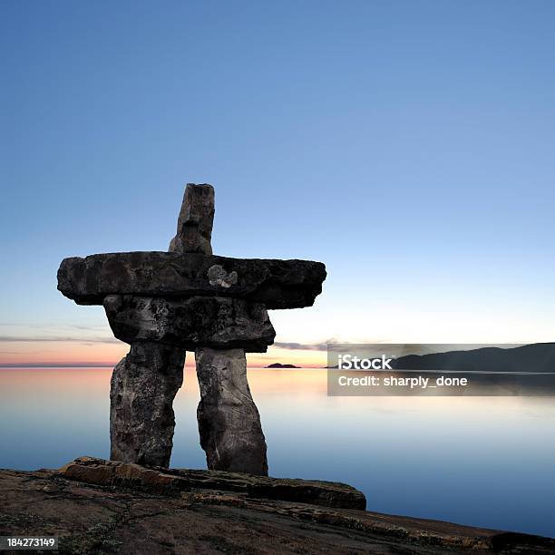 Xxl La Medianoche Sol Inukshuk Foto de stock y más banco de imágenes de Canadá - Canadá, Inukshuk, Cultura de Alaska