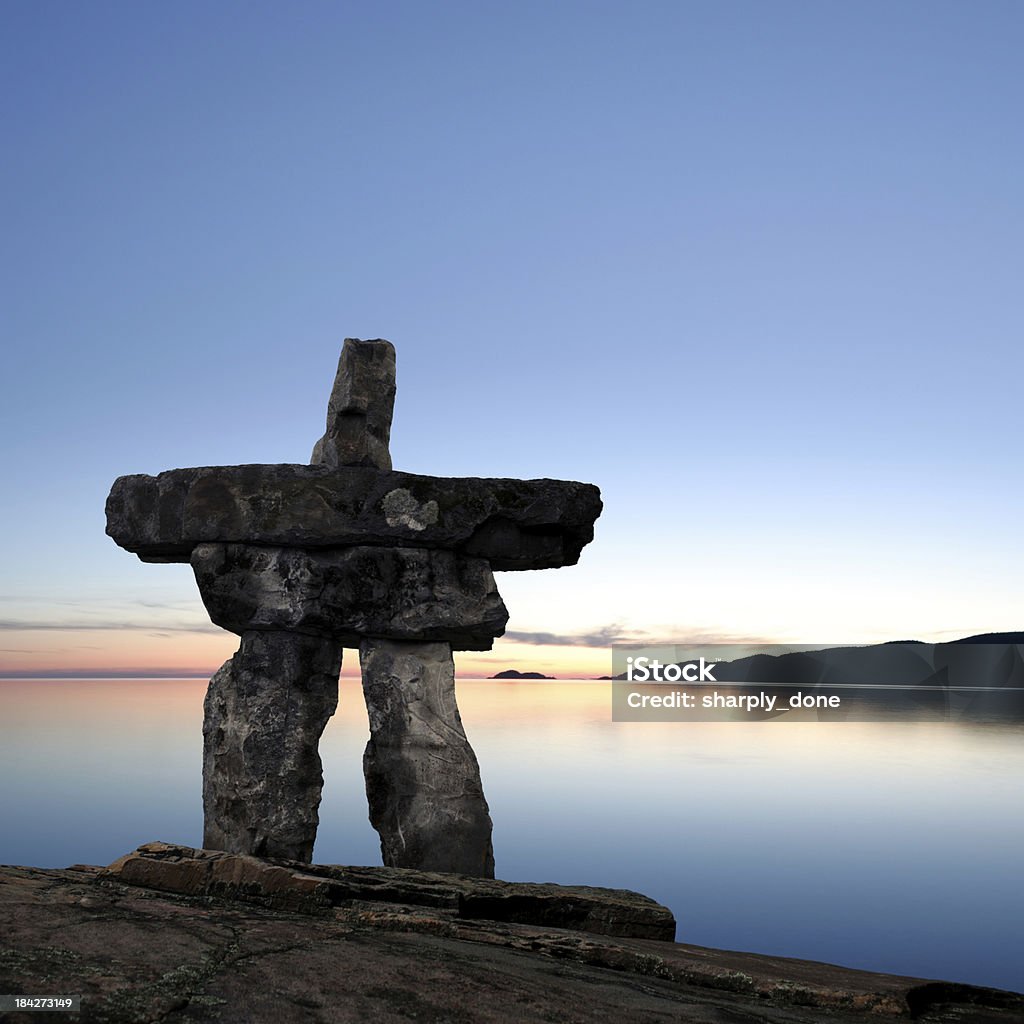 XXL sole di mezzanotte inukshuk - Foto stock royalty-free di Canada