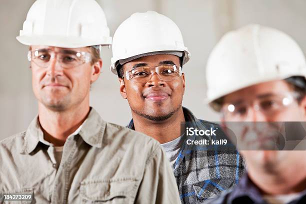 Foto de Operários Em Hardhats E Óculos De Proteção e mais fotos de stock de Engenheiro - Engenheiro, Grupo Multiétnico, Primeiro plano