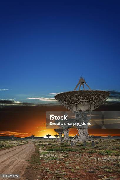 Xxl Radiotelescopio Atardecer Foto de stock y más banco de imágenes de Color vibrante - Color vibrante, Colorido, Desierto