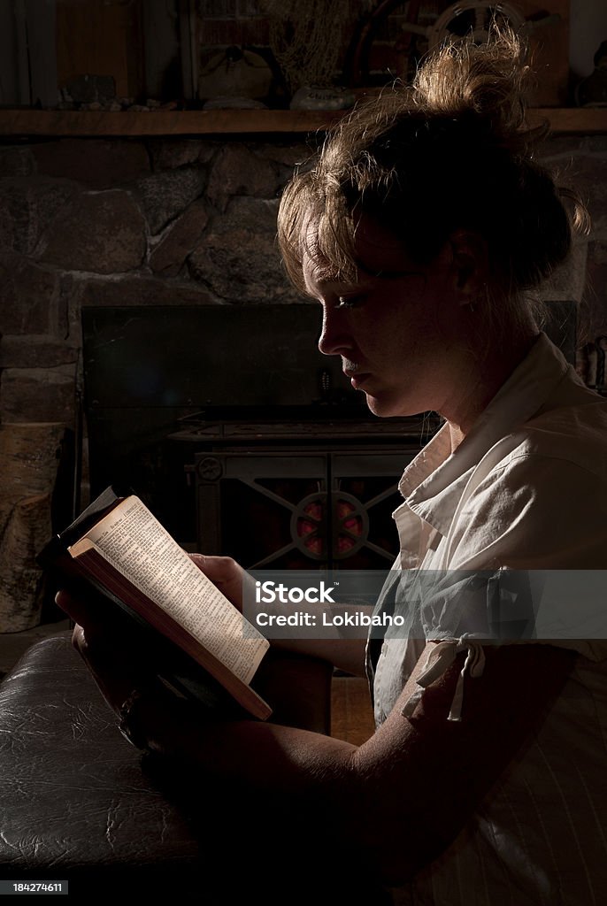 Mujer tranquila leyendo la Biblia - Foto de stock de Adulto libre de derechos