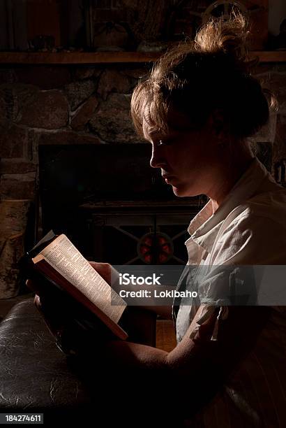 Mujer Tranquila Leyendo La Biblia Foto de stock y más banco de imágenes de Adulto - Adulto, Aprender, Biblia