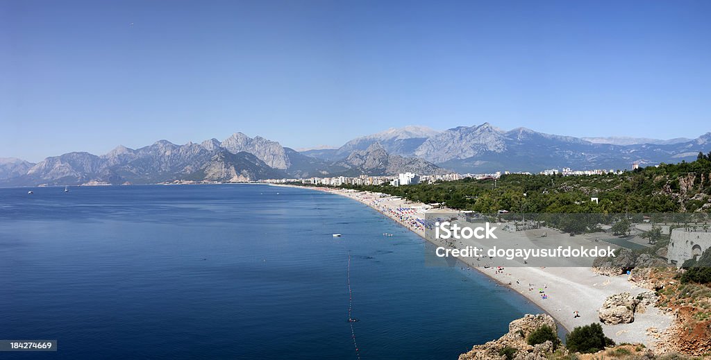 Vista panorámica de la playa de Konyaalti XXXL - Foto de stock de Antalia libre de derechos