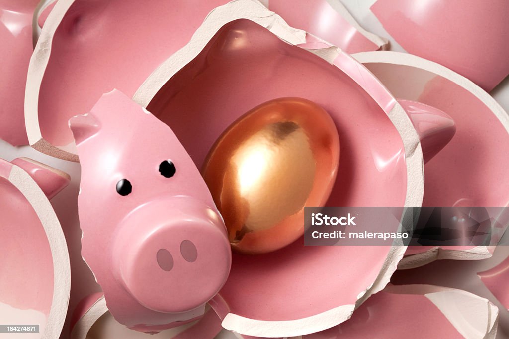 Descontos. Broken piggy bank com ovo de ouro. - Foto de stock de Cofre de porquinho royalty-free