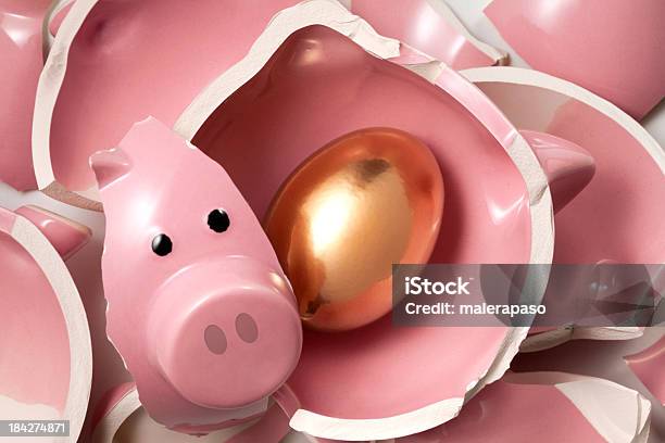 Foto de Descontos Broken Piggy Bank Com Ovo De Ouro e mais fotos de stock de Cofre de porquinho - Cofre de porquinho, Quebrado, Quebrar