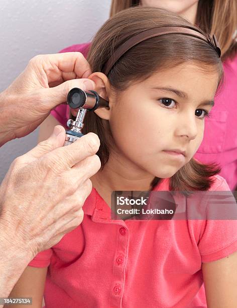 Weibliches Kind Mit Ohr Haben Die Hände Des Arztes Mit Ohrenspiegel Stockfoto und mehr Bilder von Ohrenspiegel