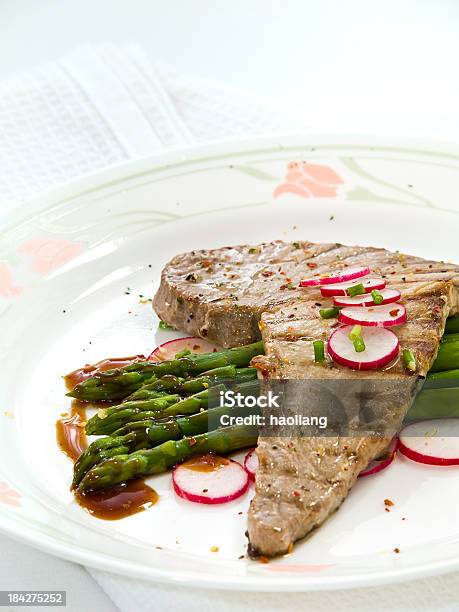 Foto de Filé De Atum Grelhado Com Aspargos e mais fotos de stock de Ampliação - Ampliação, Aspargo, Camarão - Frutos do Mar