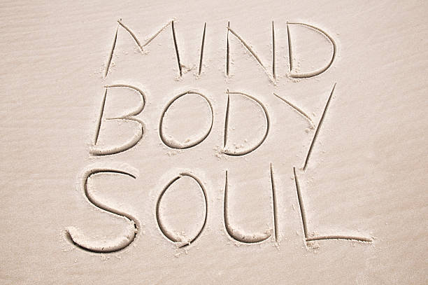 心と身体、心に手書き風のメッセージサンド - beach body ストックフォトと画像
